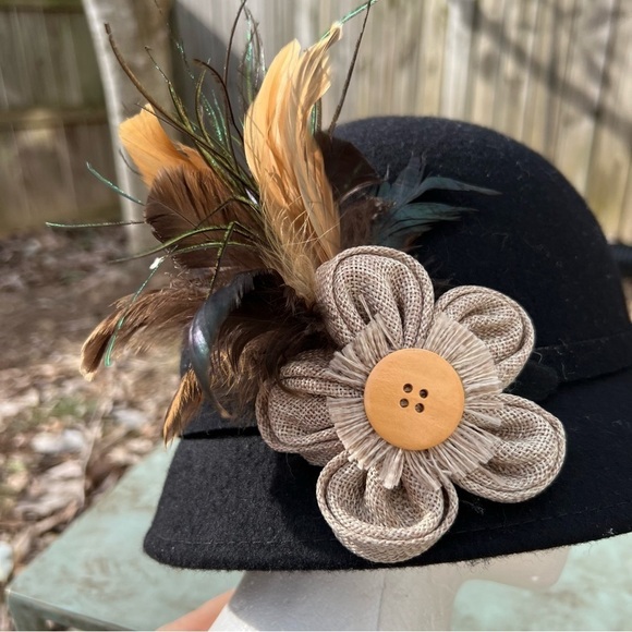 WOMEN'S black wool bucket hat with feather flower on a side one size - Picture 6 of 9